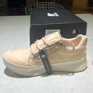 Sorel NIB/NWT 8 Out N About III waterproof low sneaker, white peach/chalk